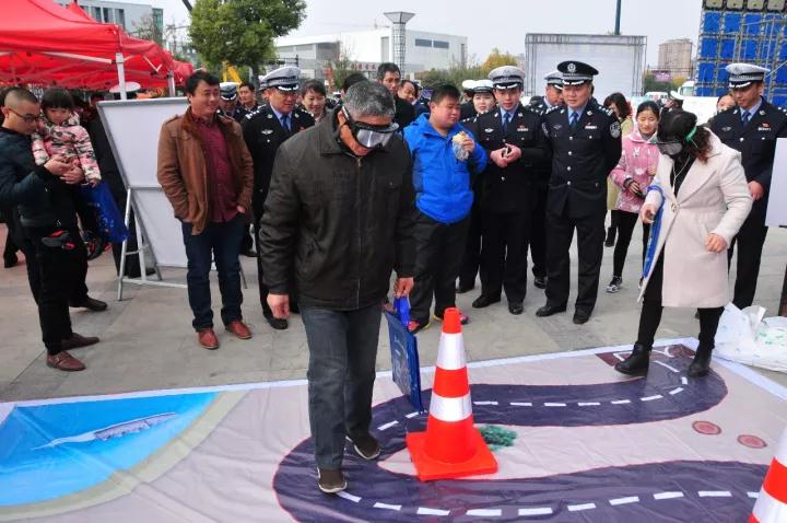 122全国文明交通安全日启动仪式,122全国交通安全日交警来到校园