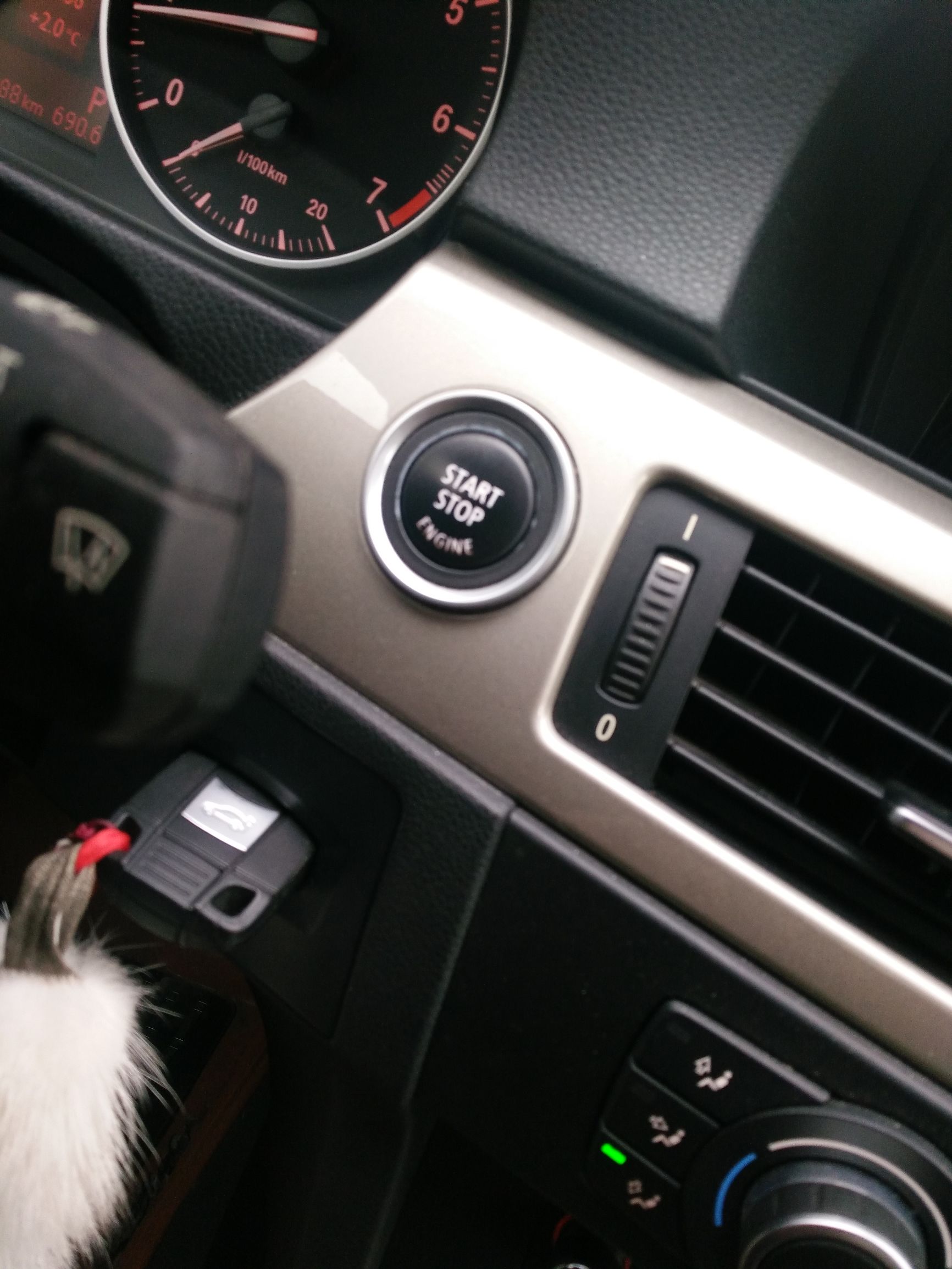 2011年的宝马320烧机油漏机油吗,11年宝马320官方建议加多少机油