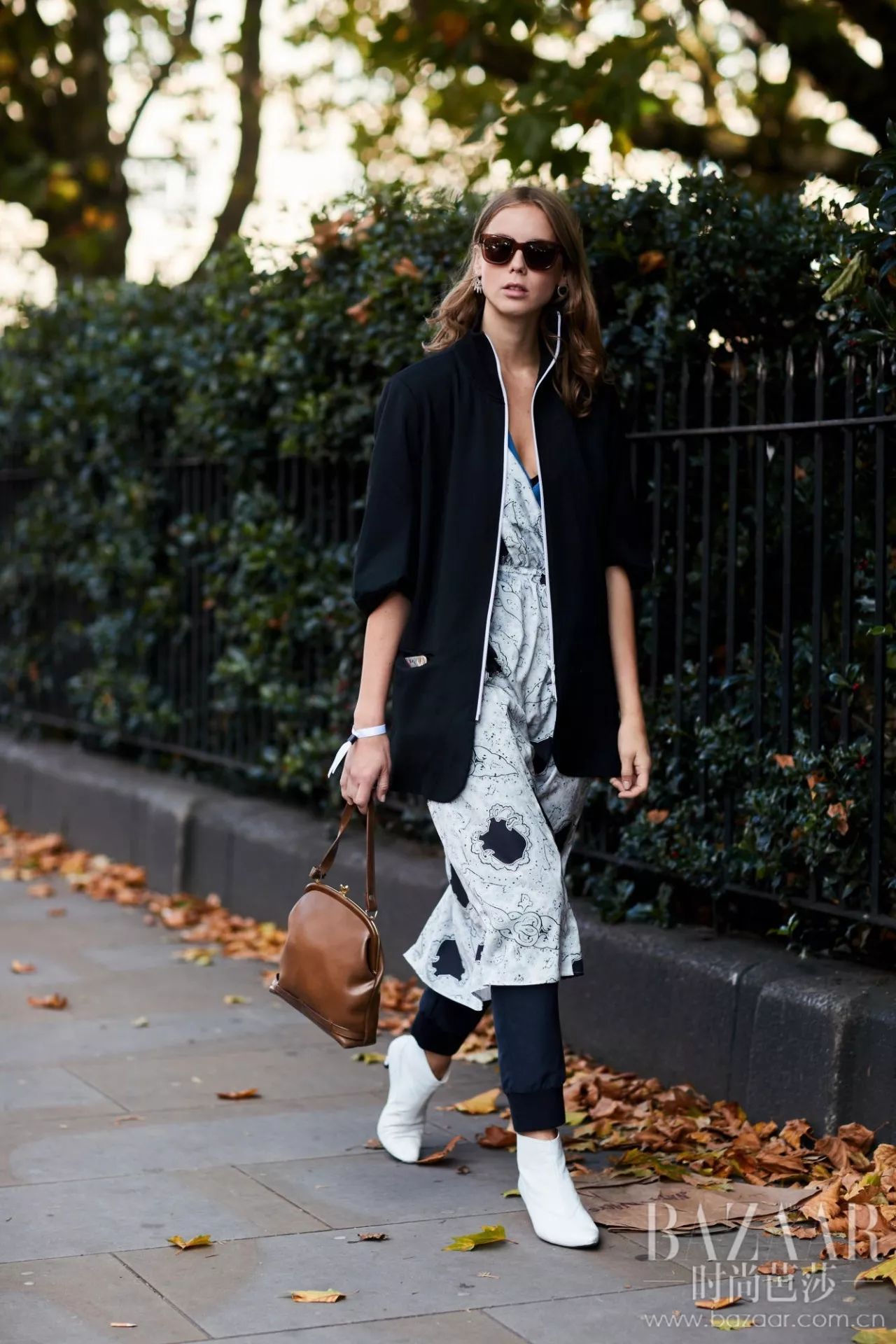 曾经大人们装零钱的小拎包、买菜的渔网兜，如今我们都快买不起了