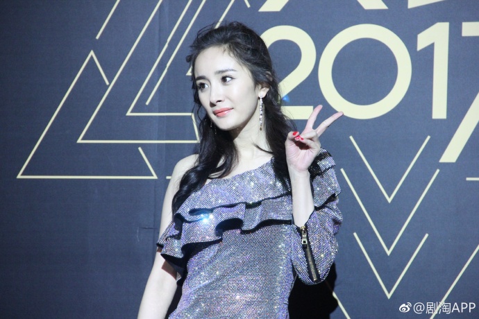 杨幂穿亮片花裙走红毯,杨幂星光大赏金色裙子