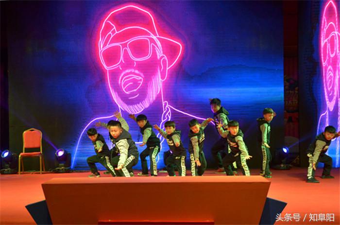 灯光璀璨点亮阜城，商厦时代广场举行摩登时代-圣诞亮灯仪式