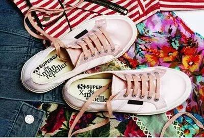 易烊千玺贝壳鞋子,易烊千玺穿的平价又潮的鞋