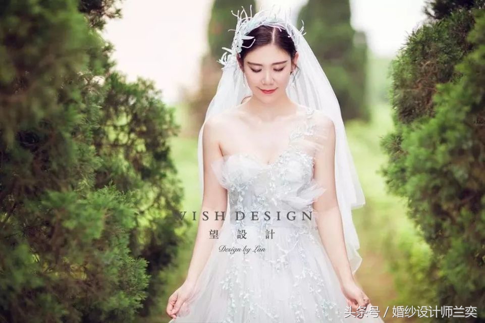 蓝色礼服婚纱风格,婚礼布置蓝绿适合哪种婚纱