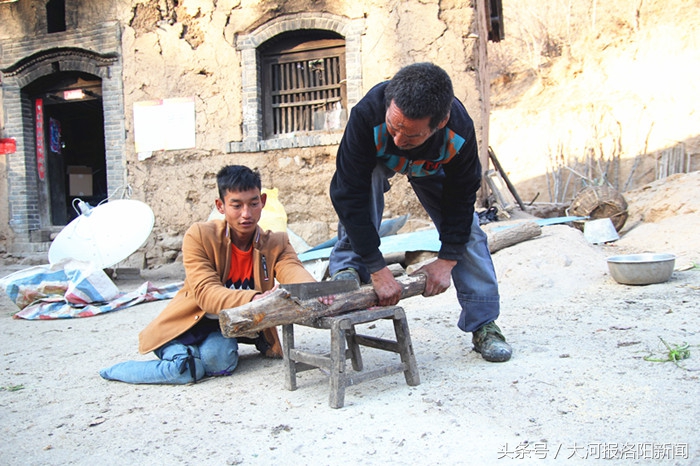 洛阳这个小伙跪地爬行26年：双手布满老茧，两天磨破一条裤子！