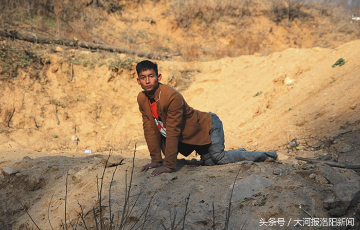 洛阳这个小伙跪地爬行26年：双手布满老茧，两天磨破一条裤子！