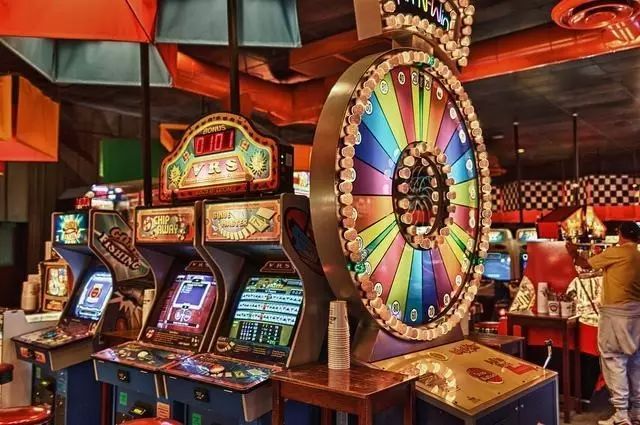 餐厅+酒吧+游戏厅+赛事直播,这家混搭餐厅“疯赚”背后的逻辑