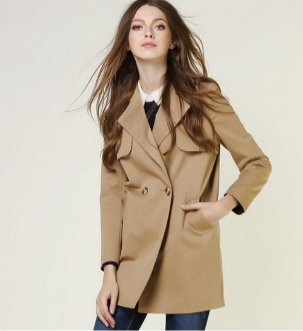 飘逸之美演绎得淋漓尽致,勾勒迷人轻奢风衣