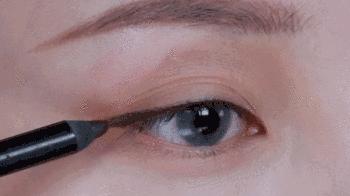 烟熏妆应该怎么化妆才好看,化妆教程烟熏妆蓝色黑色白色