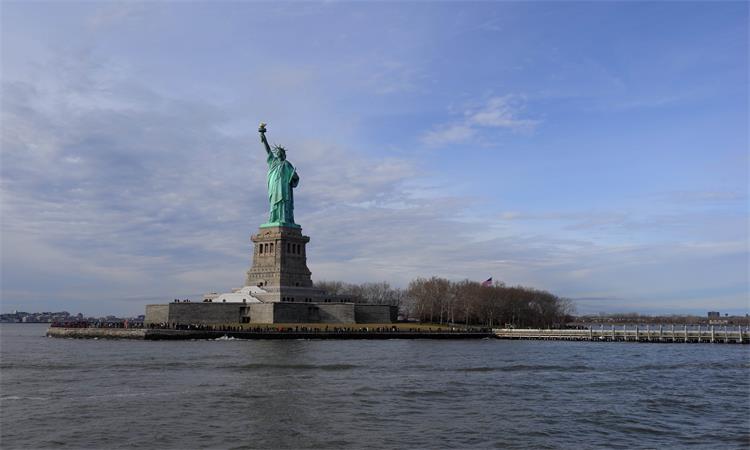 美国的自由女神像竟是别国人做的？两国人现在还特别不对付！