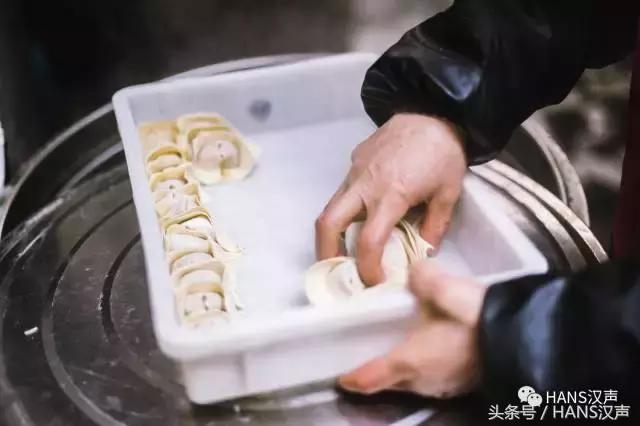 这家汉口深巷咖啡馆里的抄手摊，文青云集，肠粉只卖7元