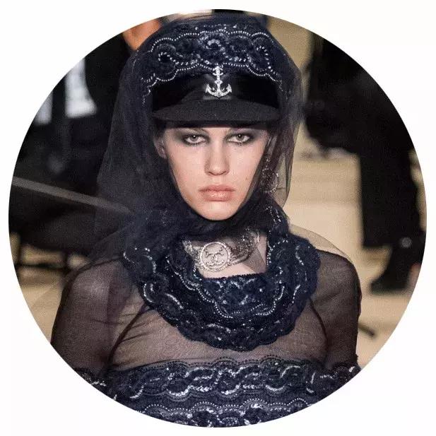 集装箱、手风琴、救生圈，还有什么是香奈儿不能做成手袋的吗？