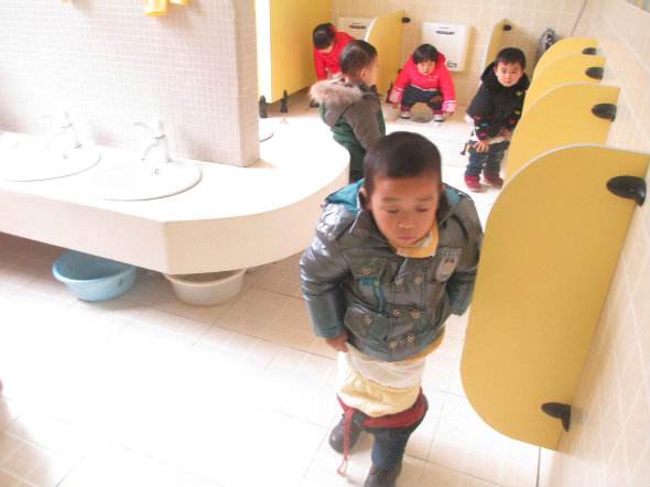 为什么孩子在幼儿园拉臭臭,孩子不愿意在小学拉臭臭