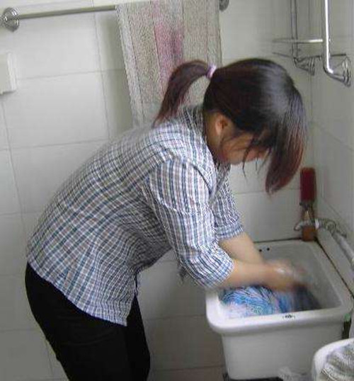 22岁女儿对妈妈发脾气动手,两岁多宝宝老摩擦下身是怎么回事