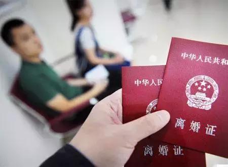 尴尬了！假离婚变真离婚，聪明女人这样反击