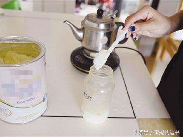 宝宝喝奶粉打嗝快速解决,宝宝喝奶粉太快太急老打嗝怎么办