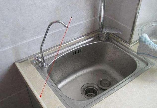 厨房橱柜玻璃胶发霉怎么处理,橱柜台面打玻璃胶会发霉吗