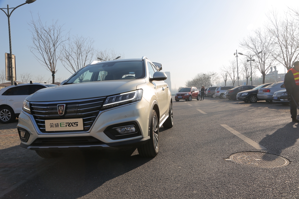 盘点雪天路滑摔倒爆笑场面,自驾游雪地上遇到突发事件