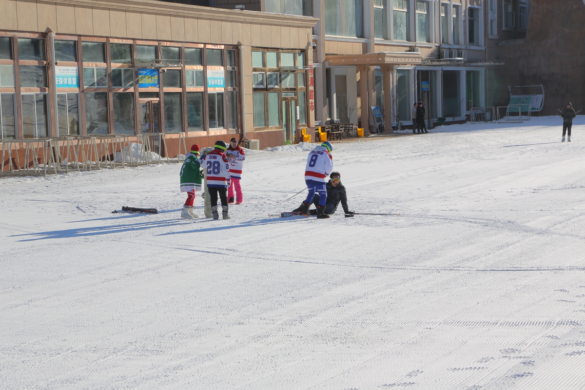 盘点雪天路滑摔倒爆笑场面,自驾游雪地上遇到突发事件