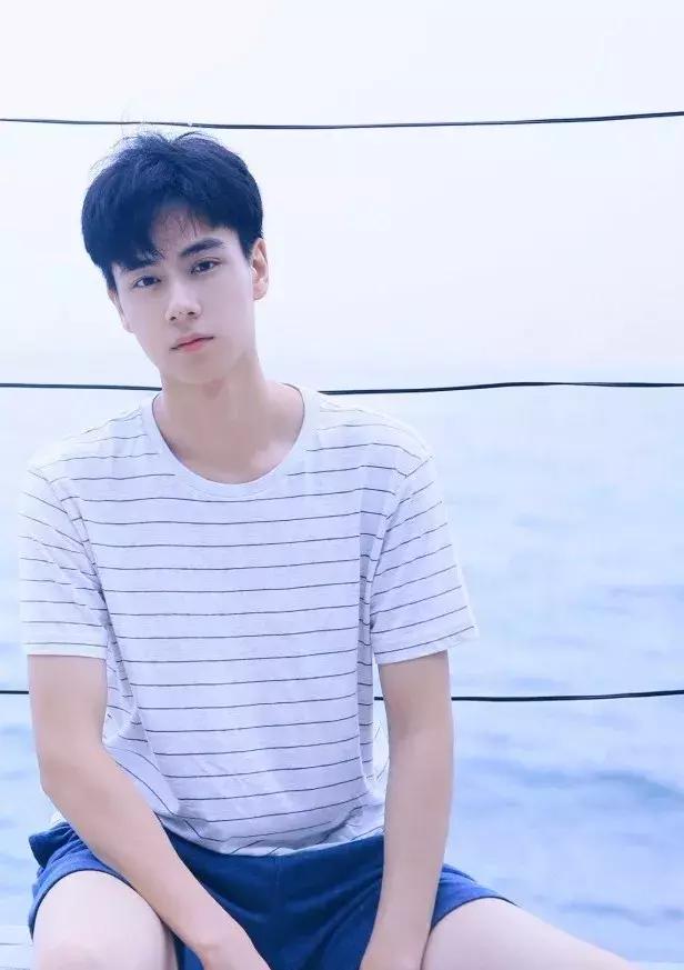 又少一个男神?没关系,你们的新晋男票“小彭于晏”已经上线!