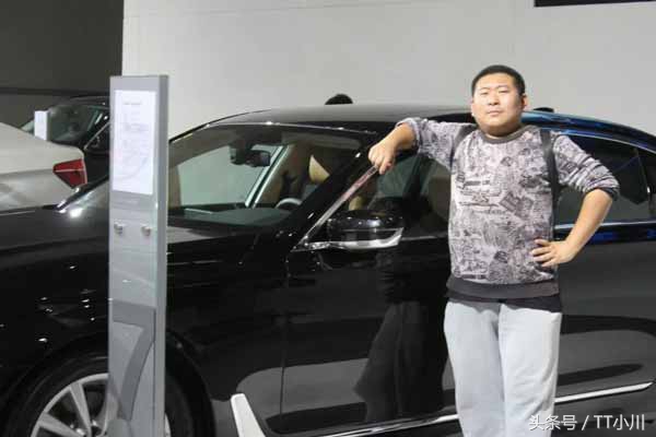 同样是黑大胖,冯提莫的待遇明显差太多,黑人宠爱美娇妻令人羡慕