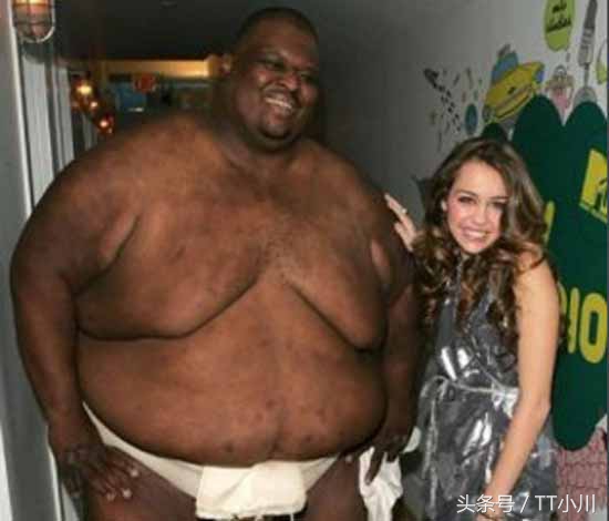 同样是黑大胖,冯提莫的待遇明显差太多,黑人宠爱美娇妻令人羡慕