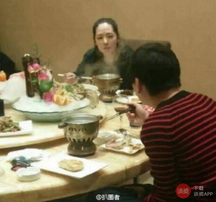 手一抖竟然看到女神丑得一哔的发际线，一定是打开方式不对