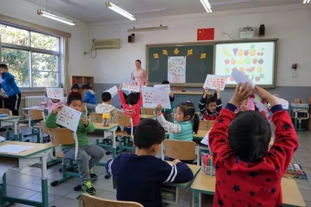 听，小花朵们走进秋天的声音——记我校学前部开展“多彩的秋天”主题开放活动