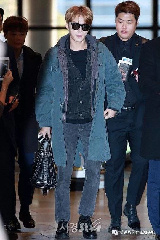 插播男明星｜边伯贤罗志祥金在中机场*服私**，活动*服私**搭配