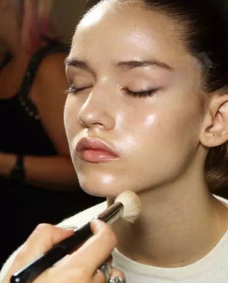 美容新手练习洗脸教程,美容刷正确使用方法