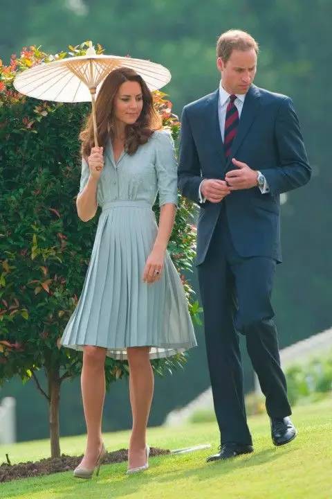 一件衬衫就让你美翻了整个春天,一件衬衫和一条裙子