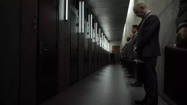 比起潘粤明与暗，他贡献了奥斯卡级的“分裂”，这电视剧玩得太大