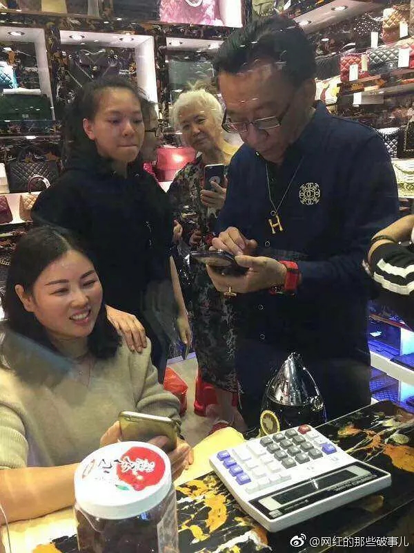 自称三国混血的安娜金和侯耀华三胞胎外甥女做的是同款脸吧?