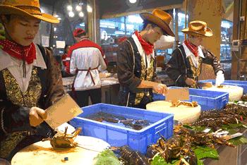 椰林6号海鲜码头，卖龙虾，这个价格很新鲜！