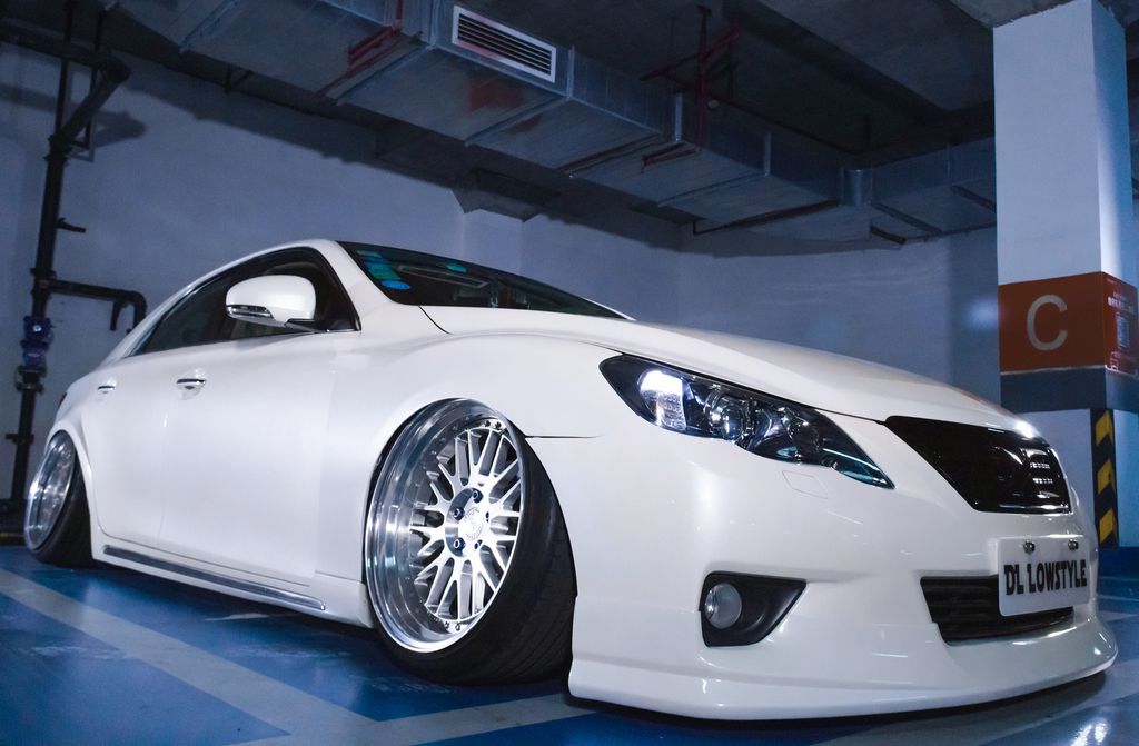 受玩车老爸影响从小就喜欢改装，长大后把锐志改成撩妹大后超！