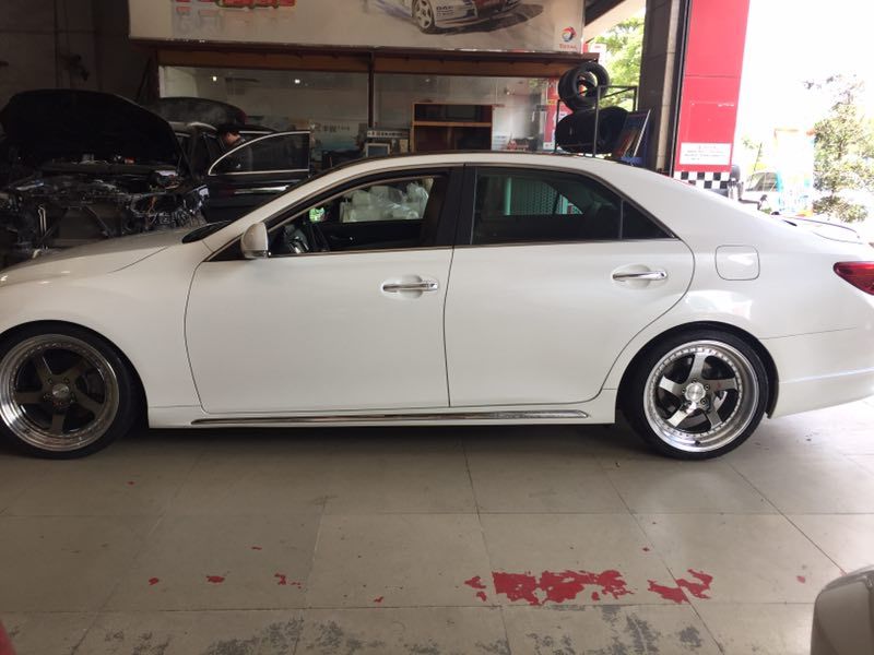 受玩车老爸影响从小就喜欢改装，长大后把锐志改成撩妹大后超！