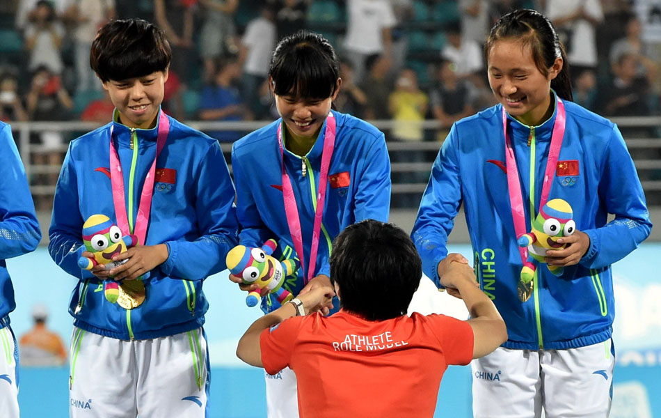 前国少女足小将将赴美读书踢NCAA两年前曾退出专业足球