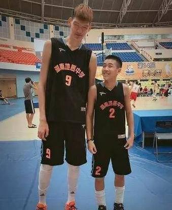继周琦以来又一个进nba的人,17岁篮球天才周琦