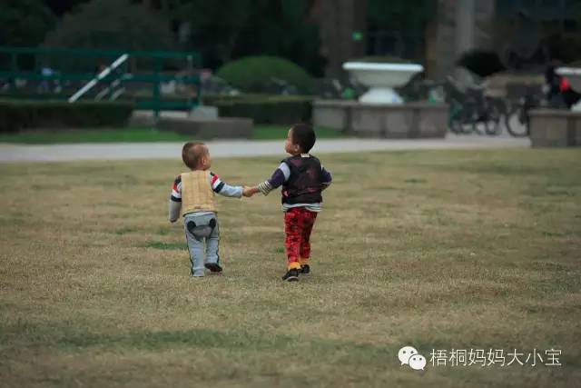 宝宝学走路学步带好还是学步车好,弯腰带娃学走路