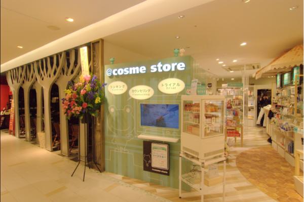 樱花妹子也要排队才能购买到的超人气化妆品专柜！