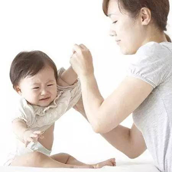 孩子爸爸拽孩子胳膊,爸爸拽孩子脱臼