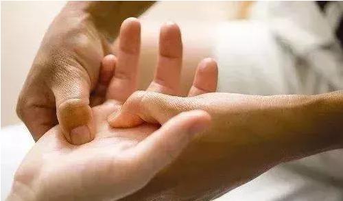 冬天手又红又紫怎么办,冬天手特别干燥怎么样可以保湿
