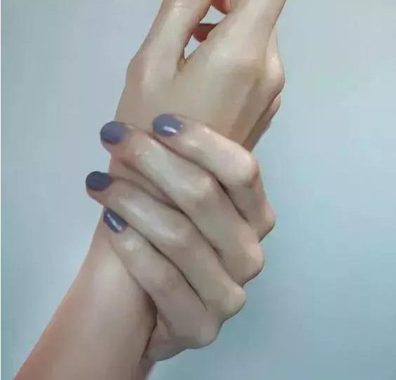 冬天手又红又紫怎么办,冬天手特别干燥怎么样可以保湿