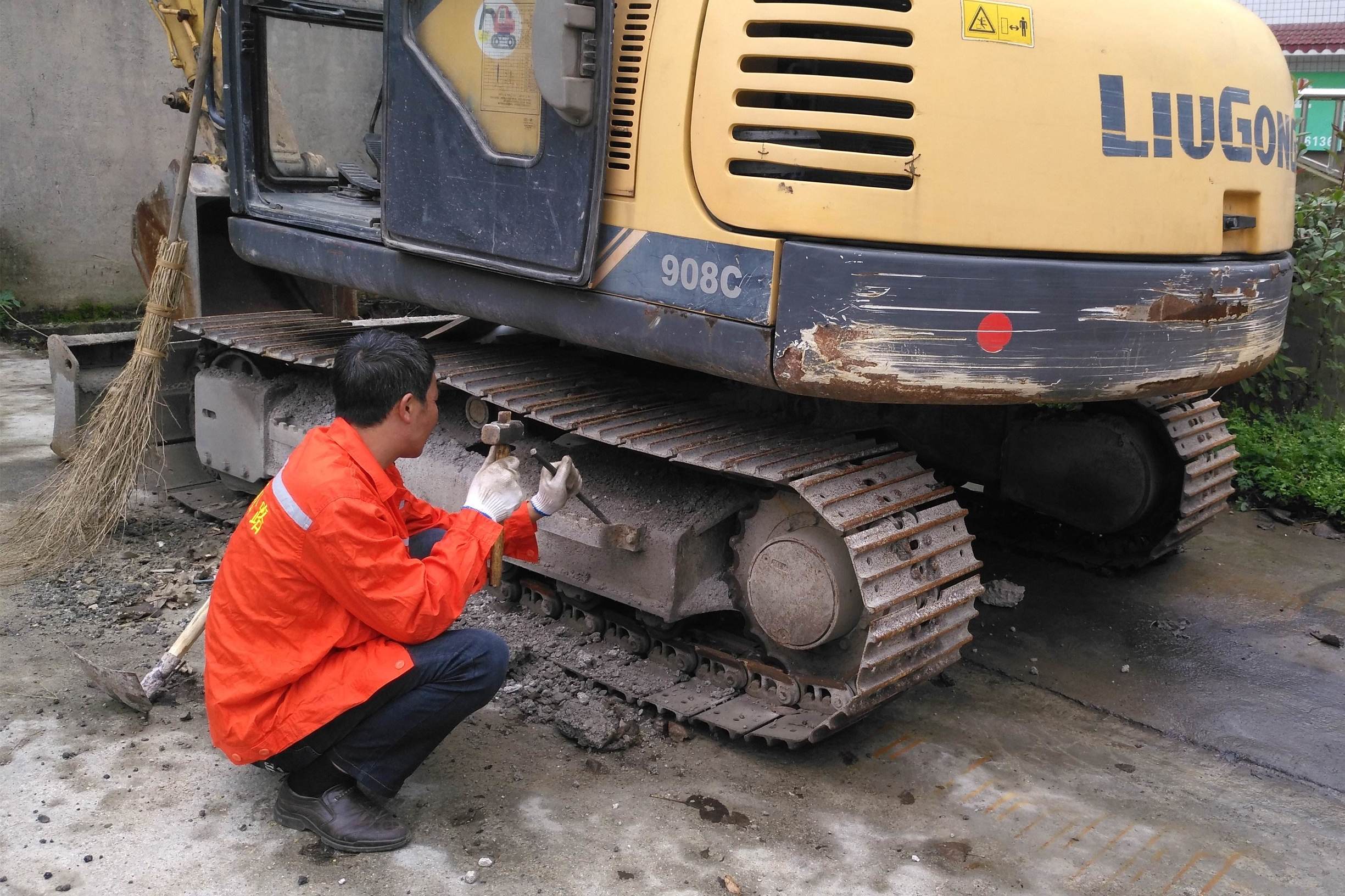 挖机上的油污用什么洗最好,挖机油污清洁小妙招