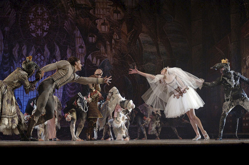 “组曲”特性：幻想的风格，飘逸的气氛，玲珑的体裁，童话的世界