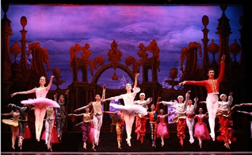 “组曲”特性：幻想的风格，飘逸的气氛，玲珑的体裁，童话的世界