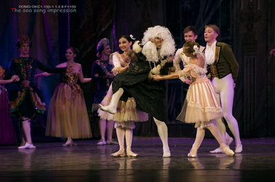 “组曲”特性：幻想的风格，飘逸的气氛，玲珑的体裁，童话的世界