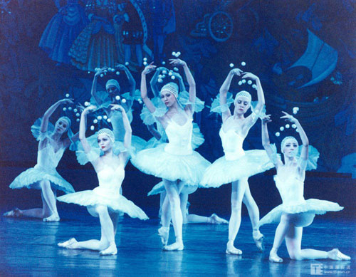 “组曲”特性：幻想的风格，飘逸的气氛，玲珑的体裁，童话的世界