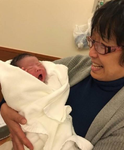 二胎破水5分钟后顺产小情人，感谢助产士包好一段脐带送我们