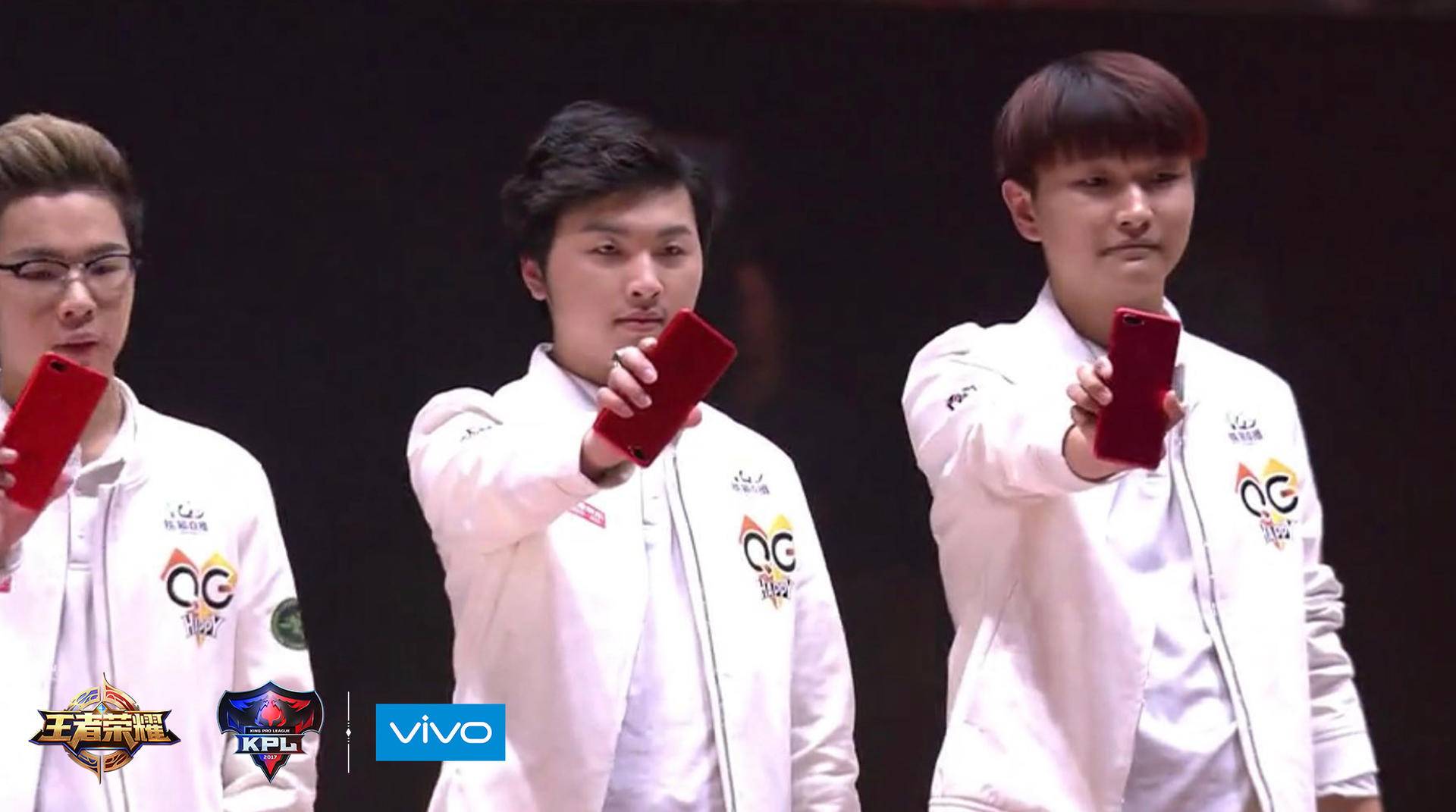 KPL三连冠，QGhappy王朝建立，除了实力还靠这款全面屏手机