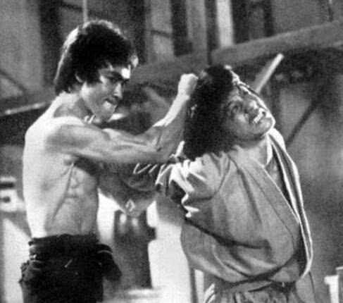 虎哥漫谈香港传奇人物之喜剧功夫打不死的成龙是如何成功的